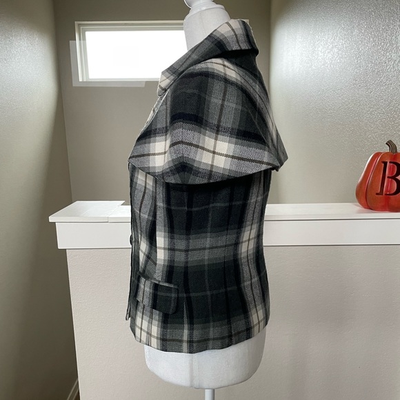 The limited vest with removable cape size small - Picture 6 of 7